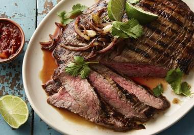 El Premio Nobel de Medicina Harald Zur Hausen advierte que el consumo habitual de carne de res y leche podría incrementar el riesgo de cáncer de colon y otras enfermedades degenerativas.