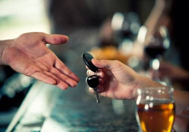 Regidor recomienda no conducir después de beber alcohol y usar taxis o plataformas de transporte para evitar riesgos.