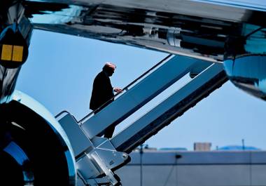 El presidente Trump enfrenta un panorama político desafiante a medida que se acercan las elecciones intermedias, con encuestas que muestran una disminución en su aprobación.