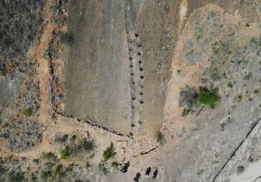 Huellas petrificadas de dinosaurios son visibles en Carreras Pampa, en el Parque Nacional Toro Toro, al norte de Potosí, Bolivia, el sábado 6 de diciembre de 2025.