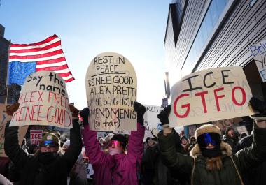 Personas protestan contra el Servicio de Inmigración y Control de Aduanas (ICE) en el centro de Minneapolis, el domingo 25 de enero de 2026.