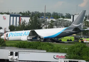 Un avión de carga de Amazon luego de despistarse el domingo 6 de septiembre de 2026, en el Aeropuerto Internacional de Miami. (AP Foto/Lynne Sladky)