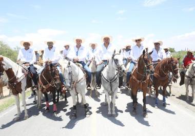 Manolo Jiménez Salinas encabezó la tradicional Cabalgata de San Buenaventura, una de las celebraciones con mayor arraigo en Coahuila.