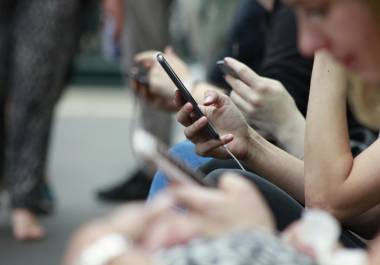El uso inadecuado de teléfonos celulares se ha convertido en uno de los principales factores de acoso entre estudiantes, advirtió la diputada local Magaly Hernández.