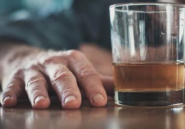 Especialistas en salud explican por qué el consumo de alcohol después de los 60 años puede causar daños más profundos en el cuerpo.