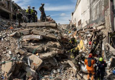 Los rescatistas sacan el cuerpo de una víctima de entre los escombros cuatro días después del terremoto que azotó Pereira, Colombia.