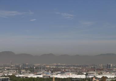 Los sensores de calidad del aire en la ciudad registran partículas contaminantes y gases, generando información clave para la planeación urbana y la salud pública.