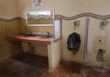 Los mingitorios de los sanitarios para varones en el BUEM están dañados y fuera de servicio.