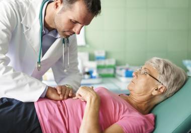 La hepatitis B se transmite por contacto con sangre de personas infectadas y a través de las relaciones sexuales. Además, una madre infectada puede transmitirle el virus a su bebé durante el embarazo o el parto.