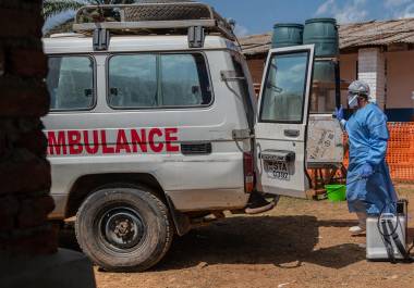 Un trabajador sanitario desinfecta una ambulancia en el centro de tratamiento de Mongbwalu que transportó a un paciente con sospecha de ébola en Mongbwalu, Congo.
