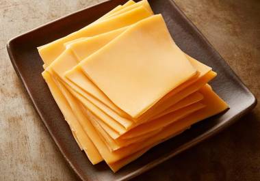 Un estudio de la Profeco expuso cuál es el queso amarillo más ‘gacho’, un producto que ni siquiera puede considerarse queso por su bajo aporte de proteína, uso de almidón y grasa vegetal.