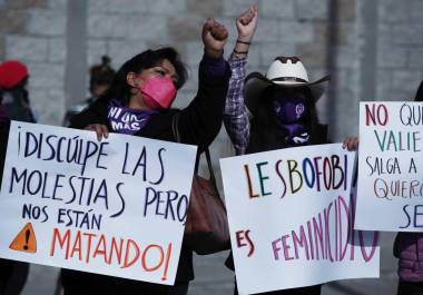Las jóvenes acusan de lesbofobia, LGBTfobia y machismo, protestando por justicia en las calles de Juárez, con pancartas que muestran los nombres de Nohemi y Yulizsa.