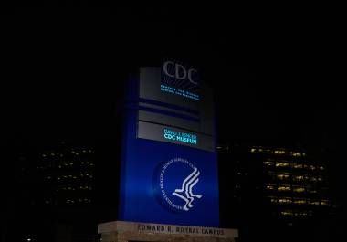 Un cartel indica la entrada a la sede de los Centros de Control y Prevención de Enfermedades de Estados Unidos, el miércoles 27 de agosto de 2025, en Atlanta.