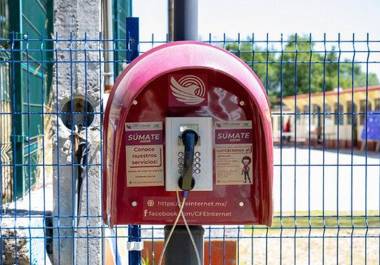 La Comisión Federal de Electricidad (CFE) impulsa su reactivación en comunidades con baja conectividad digital, una apuesta que busca cerrar la brecha tecnológica, pero que también ha despertado críticas sobre su pertinencia en plena era del smartphone.