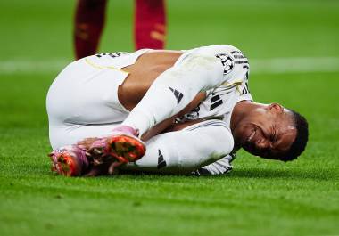 Kylian Mbappé no podrá disputar la Supercopa de España con el Real Madrid tras confirmarse su lesión en la rodilla izquierda.