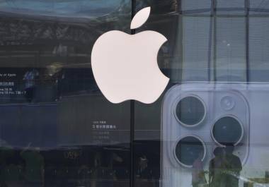 Además el mandatario de Estados Unidos advirtió a Apple que se enfrentaría a un arancel del 25% si no fabricar sus productos en el país. FOTO