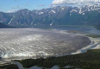 Una fotografía proporcionada por Bethan Davies muestra el extremo piamontés del glaciar Taku, uno de los más de 1,000 glaciares en el campo de hielo Juneau en el sureste de Alaska.