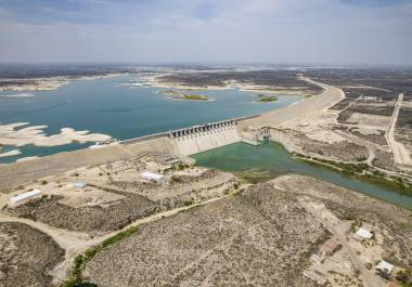 La presa La Amistad tiene una capacidad de almacenamiento de 4 mil 40 millones de metros cúbicos de agua.