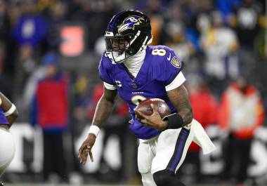 Lamar Jackson extendió la jugada fuera de la bolsa de protección antes de lanzar el pase clave a Justice Hill para la anotación.