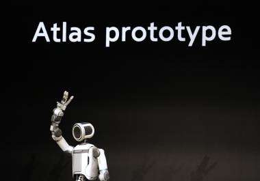 Un robot Atlas sobre el escenario durante una conferencia de prensa de Hyundai y Boston Dynamics previa a la feria tecnológica CES, en Las Vegas. (AP Foto/Abbie Parr)