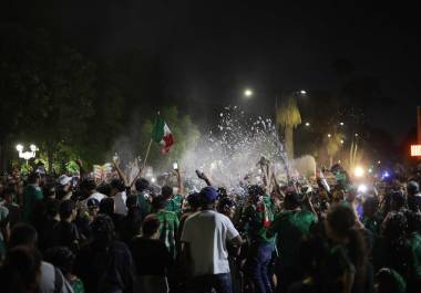 El cruce de las calles Purcell y Victoria se convirtió en el punto de reunión después del partido.