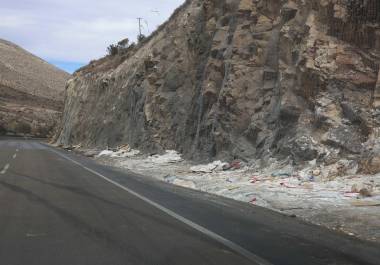 La orilla de la carretera está plagada de restos de basura como envolturas de comida y PET.