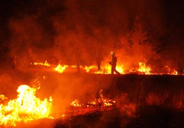 Bomberos utilizan quemas controladas para detener un incendio que sigue expandiéndose cerca de Cebreros, Ávila, España, el martes 28 de julio de 2026.