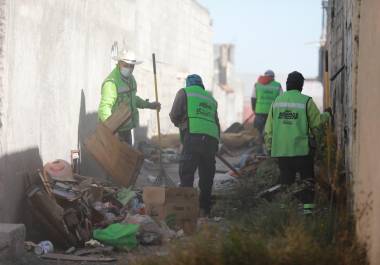 Brigadas del programa “Aquí Andamos” realizaron limpieza profunda en callejones del fraccionamiento Mirasierra y la colonia Vicente Guerrero.