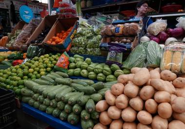 Algunos alimentos, especialmente frutas y verduras, registran aumentos de hasta 50 por ciento en el último año.