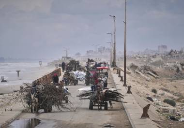 Palestinos desplazados, cargados con sus pertenencias, madera y otros artículos, van del sur al norte de Gaza por la carretera costera, lejos de las zonas donde opera el ejército israelí tras la reanudación de su ofensiva sobre la Franja, a las afueras de la Ciudad de Gaza. FOTO: