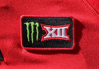 Logos de Monster/Big 12. Una coalición de médicos está destacando estos riesgos tras un acuerdo de patrocinio entre Monster Energy y la organización deportiva universitaria Big 12 Conference.