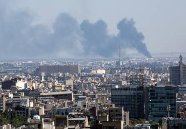 Se eleva una columna de humo tras un ataque aéreo israelí en Teherán el martes 17 de junio de 2025. Israel está llevando a cabo el tipo de ataque amplio y descarado con el que amenazó durante mucho tiempo, pero que nunca antes se había atrevido a ejecutar.