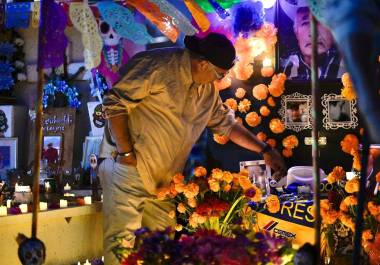 Altares llenos de flores, velas y recuerdos decoraron el Panteón Municipal Guadalupe, reflejando la tradición y el cariño de las familias monclovenses hacia sus seres queridos.