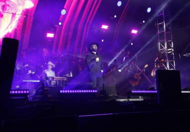 Carin León vence al frío y hace cantar al público saltillense en concierto