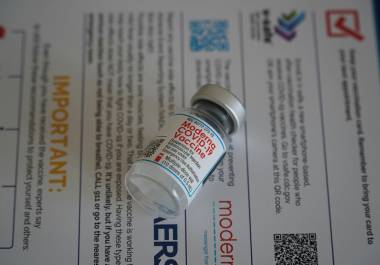 La vacuna Moderna contra COVID-19 está disponible en hospitales estatales de Saltillo y se recomienda aplicarla junto con la dosis de influenza para un refuerzo inmunológico más efectivo.