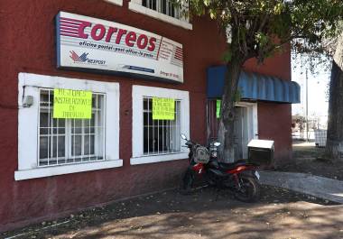 Trabajadores del servicio postal en Coahuila laboran bajo protesta por mejores salarios.