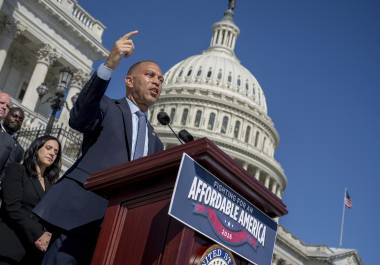 El líder demócrata de la minoría de la Cámara de Representantes, Hakeem Jeffries reúne a los demócratas para dar un discurso en las escalinatas del Capitolio en Washington, el miércoles 16 de septiembre de 2026.
