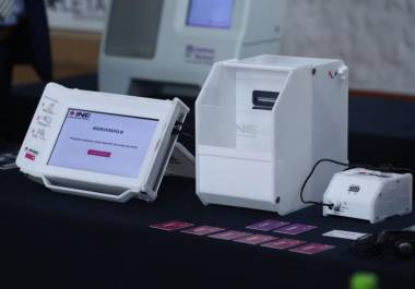 El INE aprobó el uso de urnas electrónicas en casillas especiales de Coahuila en 2026 como parte de una prueba piloto orientada a agilizar el voto, reducir el uso de papel y evaluar la digitalización electoral en México.