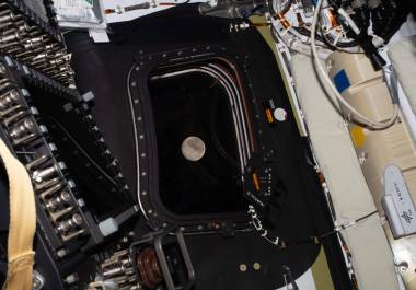 Esta imagen proporcionada por la NASA el lunes 6 de abril de 2026 muestra una vista de la Luna tomada por la tripulación de la Artemis II antes de ir a dormir en su quinto día de misión.