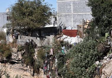 En la colonia Vista Hermosa, una mujer identificada como Isela “N” incendió su tejabán mientras sus tres hijas menores se encontraban dentro, hecho ocurrido la tarde del jueves 6 de noviembre.