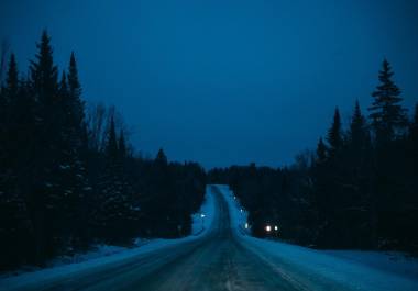 Migrantes llegan al cruce fronterizo de Roxham Road en Saint-Bernard-De-Lacolle, Quebec, Canadá, desde el estado de Nueva York.