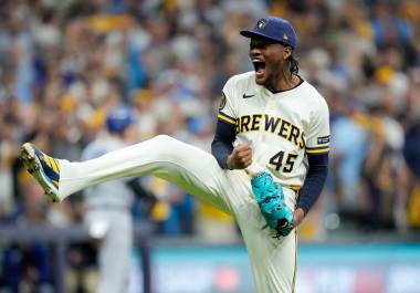 Brice Turang conectó un cuadrangular solitario y Luis Lara produjo la carrera de la diferencia para que Milwaukee Brewers superara 2-1 a Los Angeles Dodgers en el arranque de la Serie de Campeonato de la Liga Nacional.