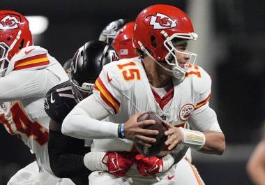 La defensa de Kansas City fue clave al detener dos intentos de anotación de los Falcons en la zona roja.