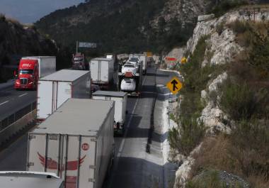 Además de los riesgos que se tienen al circular por esta vía, ahora se agregan contratiempos con estos topes.