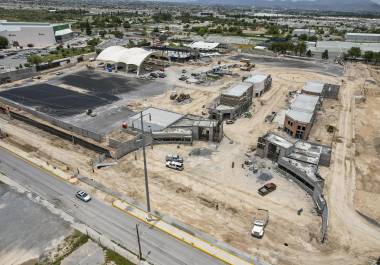 Maquinaria pesada continúa con los trabajos de construcción y adecuación del complejo.