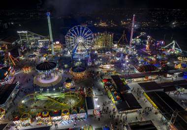 Para aquellos que disfrutan de la feria, esta ofrece una variedad de puestos y atracciones que capturan su atención e interés.