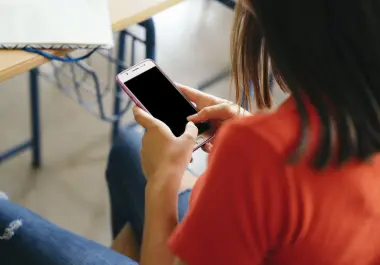 Piden expertos prohibir celulares en primaria y regular su uso en secundaria