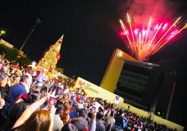 La iluminación navideña transformó la Plaza Mayor de Torreón en un centro de celebración y alegría para miles de asistentes.