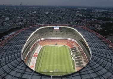 Una panorámica del Estadio Azteca, que hace historia al albergar su tercera Copa del Mundo. El orgullo deportivo coexiste con el descontento local debido a la gentrificación acelerada y las protestas sociales convocadas en los alrededores del recinto.