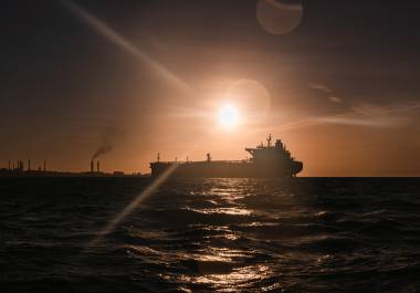 El sol sale sobre un petrolero anclado en los muelles de la Refinería Cardón en Punto Fijo, Venezuela. El gobierno venezolano ordenó a su Armada escoltar a los buques que transportan productos petrolíferos.